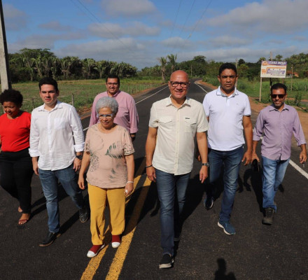 Governadora Regina Sousa inaugura estrada, entrega casa e ambulância em União.